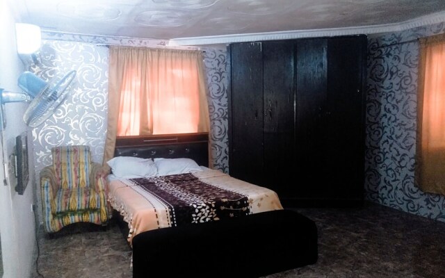 Room in House - Unrivaled Comfort at Val's Residence With King-sized bed