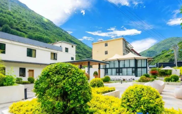Kangding Tingshan Hot Spring Homestay