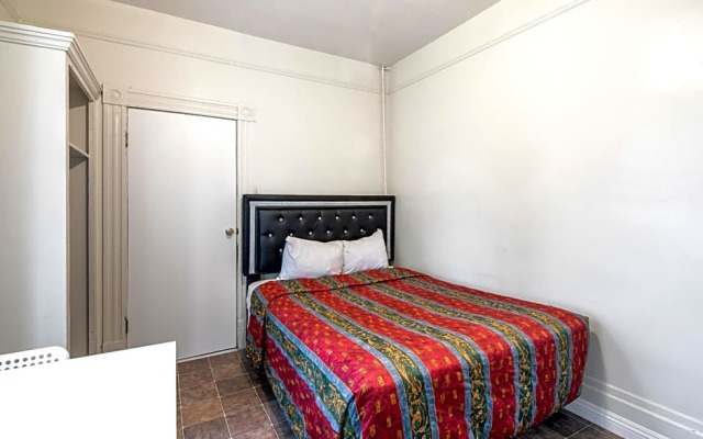 Mariachi Plaza Hotel