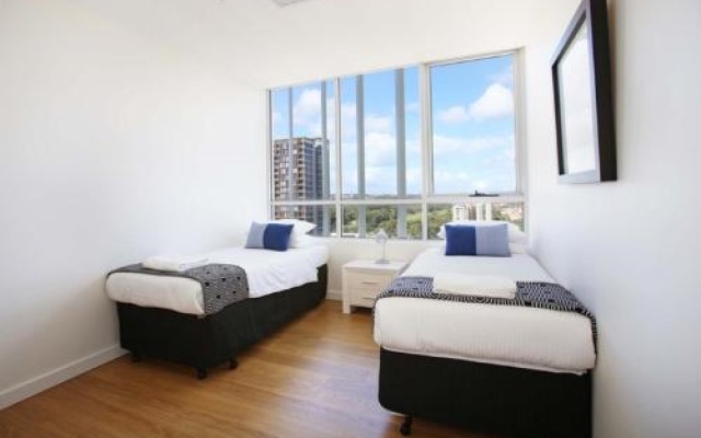 Moore to See - Modern and Spacious 3BR Zetland Apartment with Views over Moore Park – Guest Rooms – Sydney
