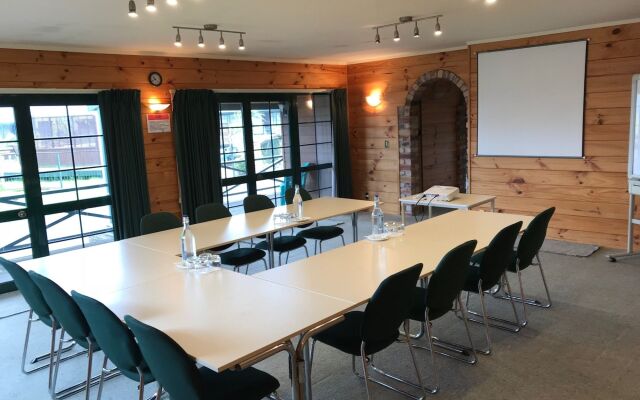 Cedarwood Lakeside Motel & Conference Venue