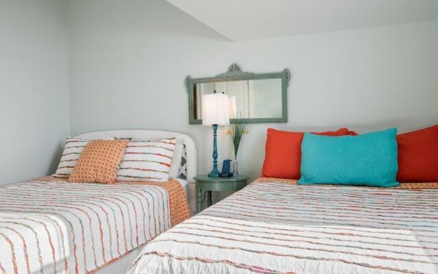 #justawavin' 3 Bedroom Home by RedAwning