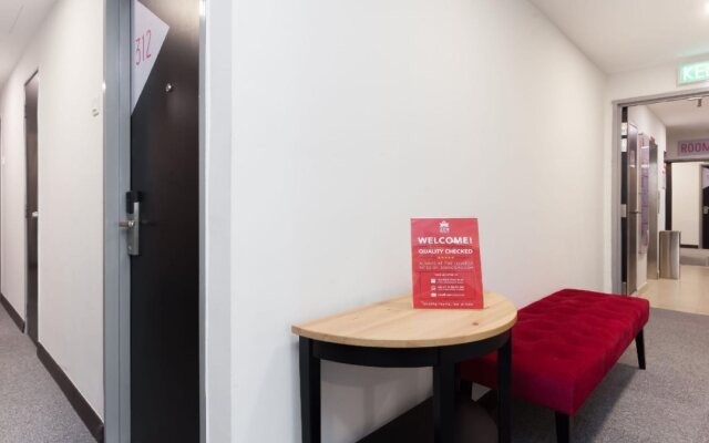 B Lot Hotel by ZEN Rooms