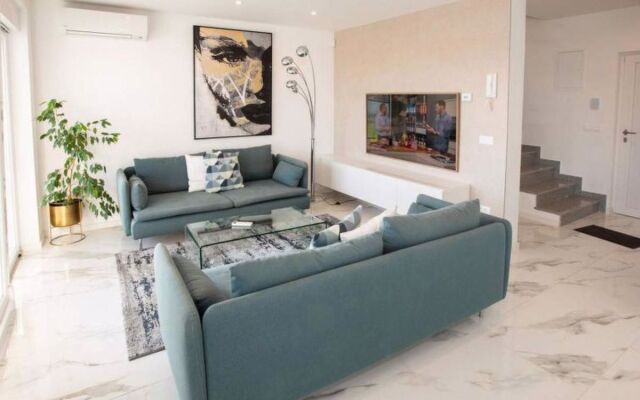 House KARLITA