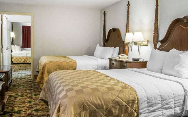 Clarion Hotel Mackinaw City Beachfront