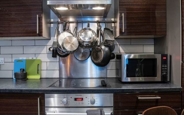 Lovely 2 Bed Flat - Airport/piccadilly Friendly