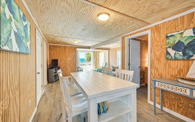 Inviting Beachfront Apartment in Hawk's Nest Beach