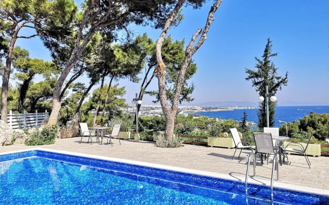Louis Luxury Villa