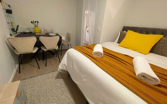 One Lux Stay Near Antwerp Central - Studio Apartment