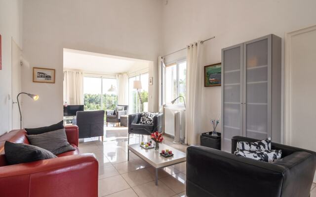 Alluring Villa in Pouzols-minervois With Jacuzzi