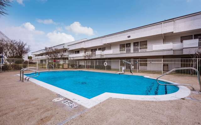 Motel 6 Dallas - Irving DFW Airport East