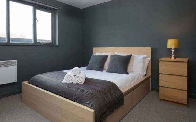 Contemporary 2 Bedroom Midland Mews Apartment