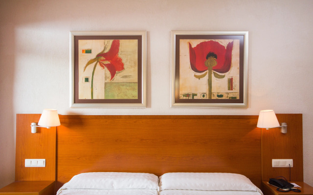 Las Palmeras Affiliated by FERGUS Hotel 