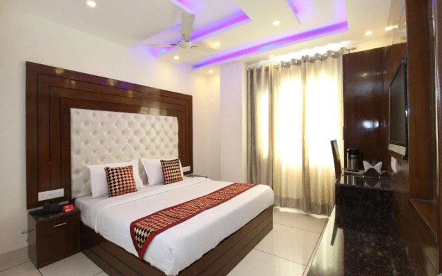 OYO 9420 Hotel Silver Palm