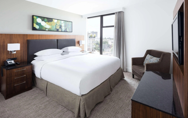 DoubleTree by Hilton Hotel & Suites Victoria
