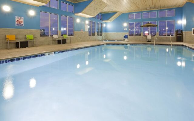 Gateway Park Hotel and Suites