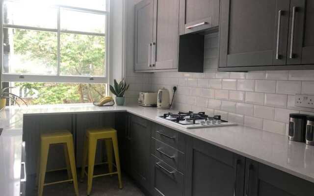 Beautiful 2 Bedroom Property in Earl's Court