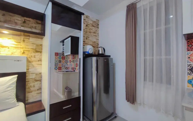 Simple And Homey Studio Room At Paltrow Apartment