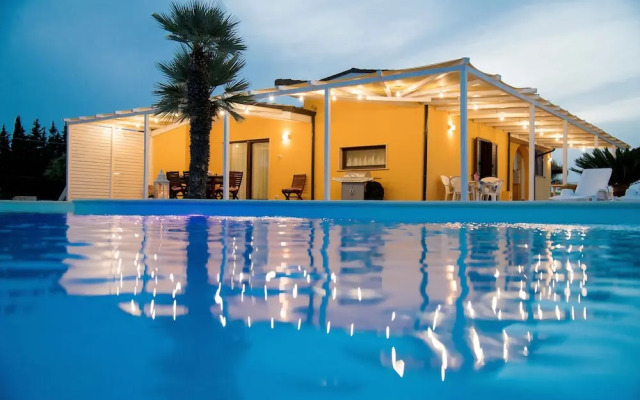Villa With Large Swimming Pool Salento