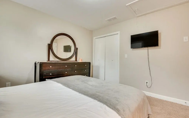 Pet-friendly Atlanta Home: 9 Mi to Downtown!