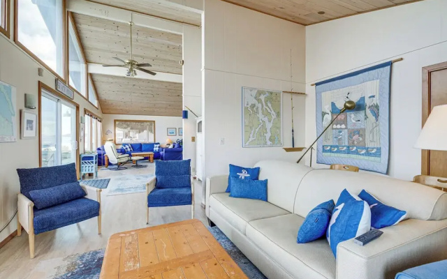 Beachfront Whidbey Island Home + Apartment!