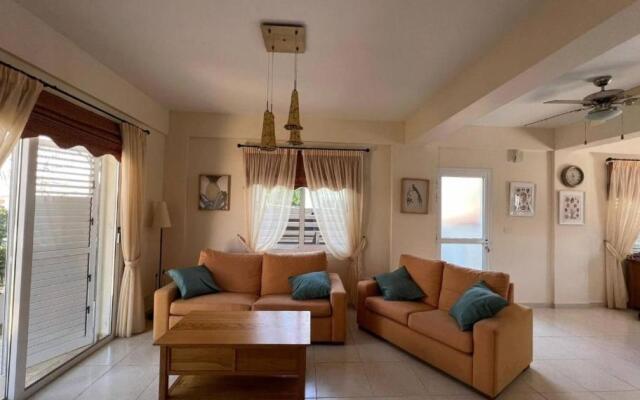 3bdr villa-pool/700m from a blue flag beach!