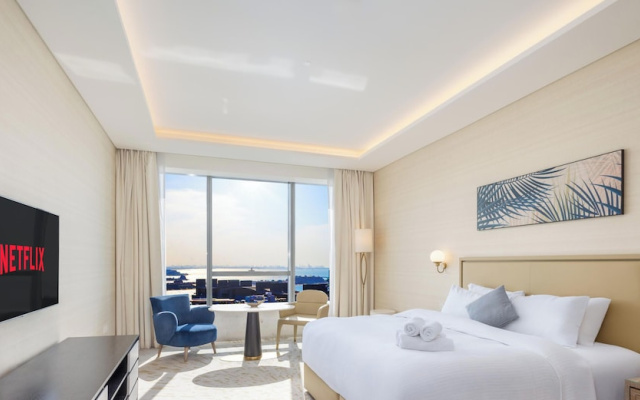 LUX Iconic Views at Palm Tower Studio 5