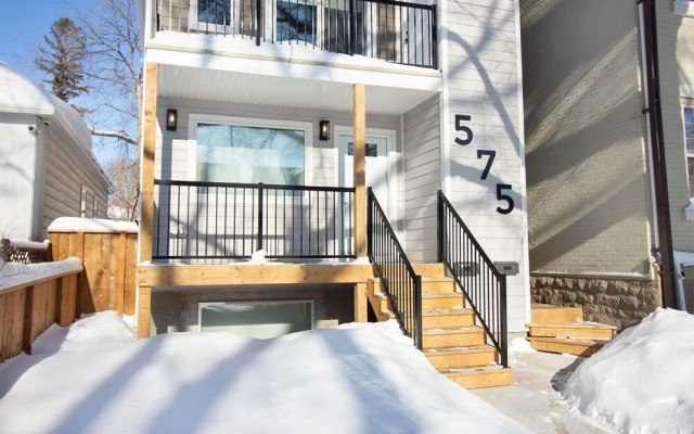Cheerful 4 Bedrooms Duplex Unit Great Location