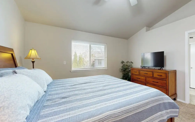 Tranquil Redmond Retreat: Relax & Explore Outdoors