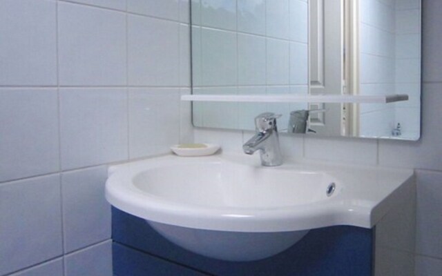 Stunning Holiday Home in Escalles near Sea