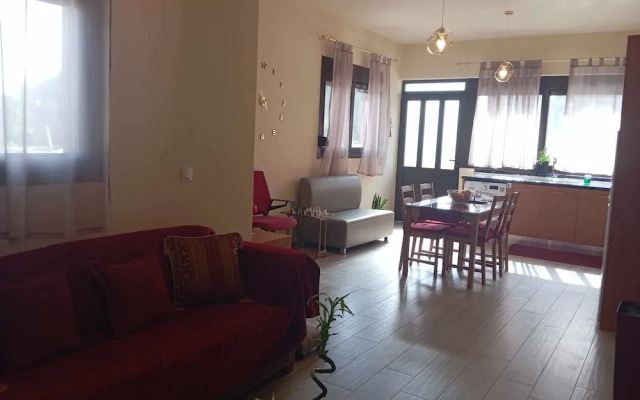 Casa Terra is Near Hillside Area Airport Beach