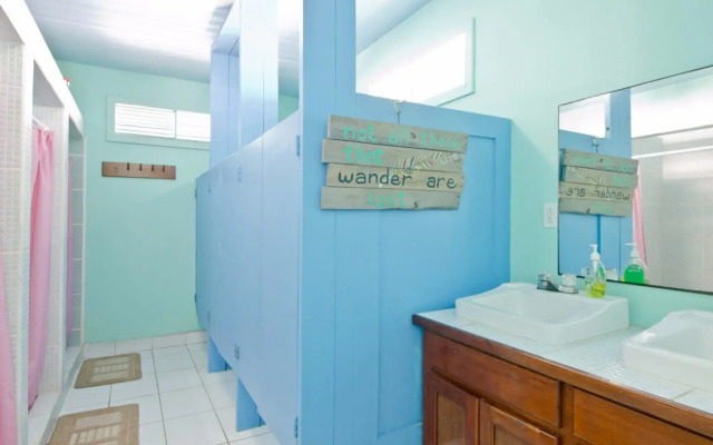 Sandbar Beachfront Hostel & Restaurant