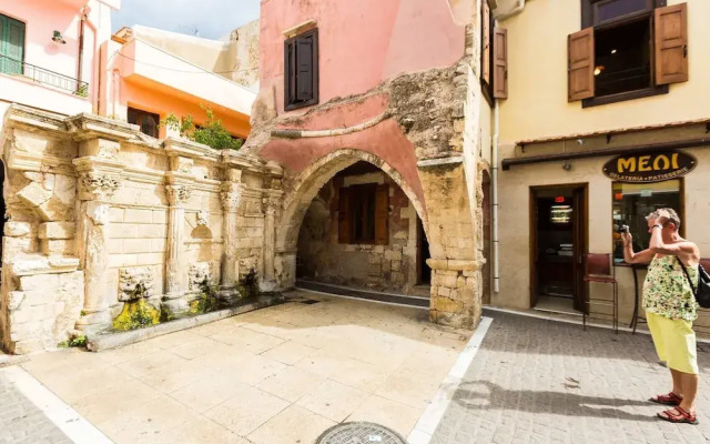 Venetian Rimondi Fountain Mansion - Built In 1626
