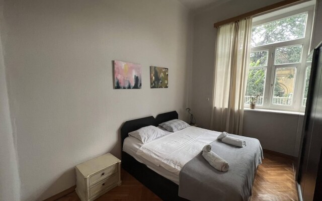 Безупречные апартаменты с двумя спальнями в центре Тбилиси