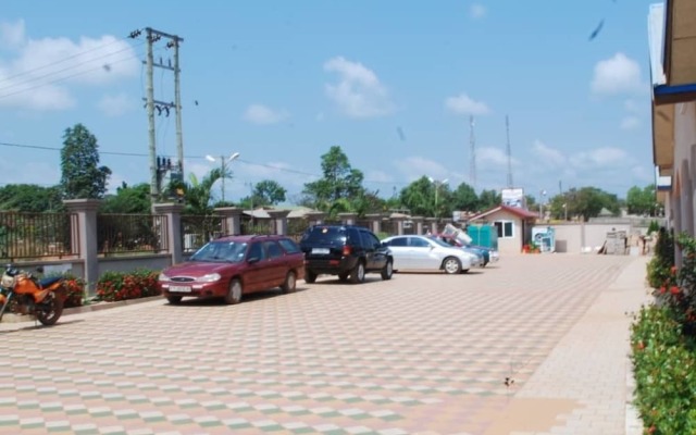 Obaa'S Golden Plaza Hotel