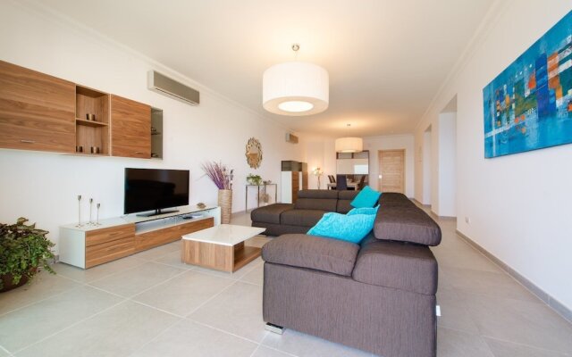 Seafront Luxury APT With Pool