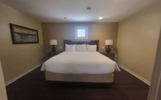 Private One Bedroom Condo on Golf Course, free parking