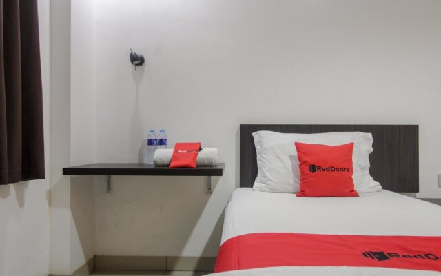 RedDoorz Near Bangka Trade Center 2