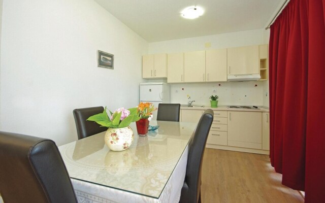 Amazing Home in Makarska With Wifi and 6 Bedrooms