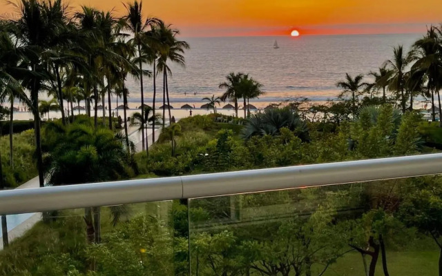 NV 4L Peninsula Beach Front and ocean view