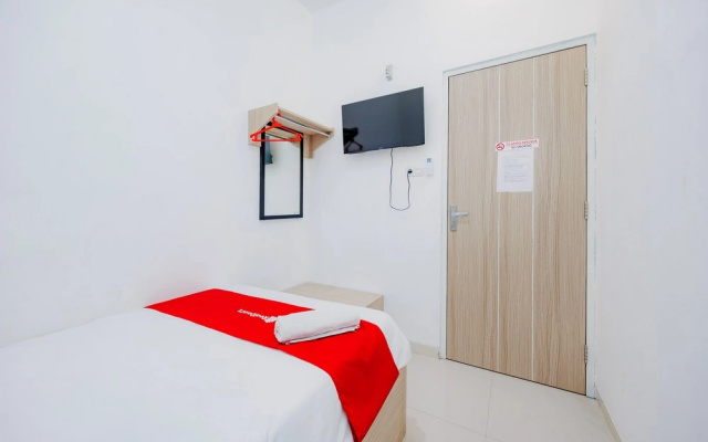 RedDoorz @ Bellina Inn Near RS Panti Wilasa Semarang – Guest Rooms – Semarang