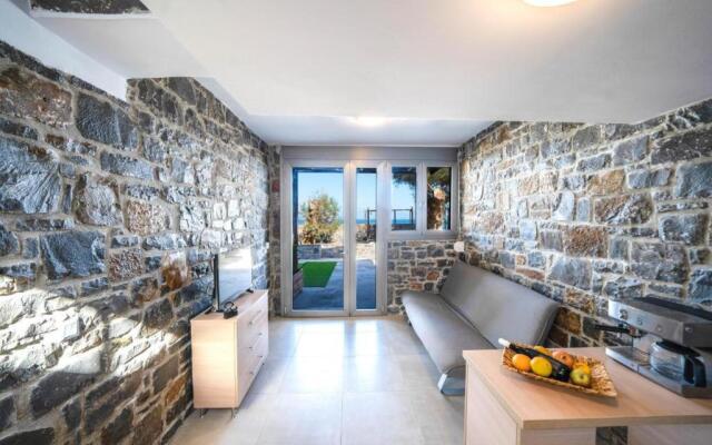 TerraZeus - Stone House Beachfront 1