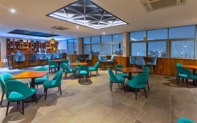 Alisa Hotel Tema