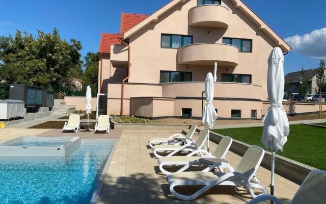 Kistücsök Food & Room