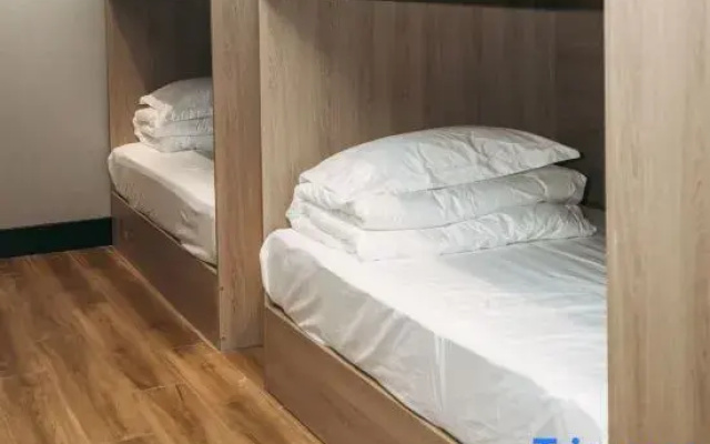 Mengzhou Lightning Bear E-Sports Hotel