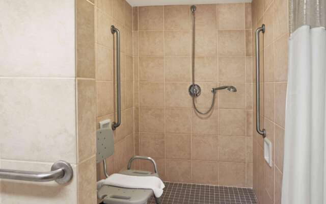Ramada by Wyndham Saginaw Hotel & Suites