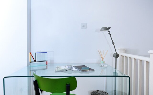 Sleek, Stylish 2BR Home in Shoreditch