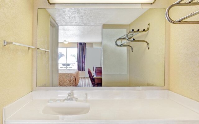 Travelodge by Wyndham Sellersburg / Louisville North