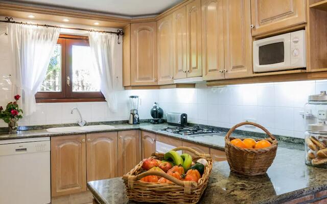 Ideal villa in Peralada with private pool and garden