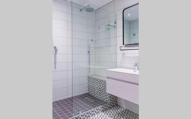 Waterfront Getaway, 2 Bedroom Seaside Bliss